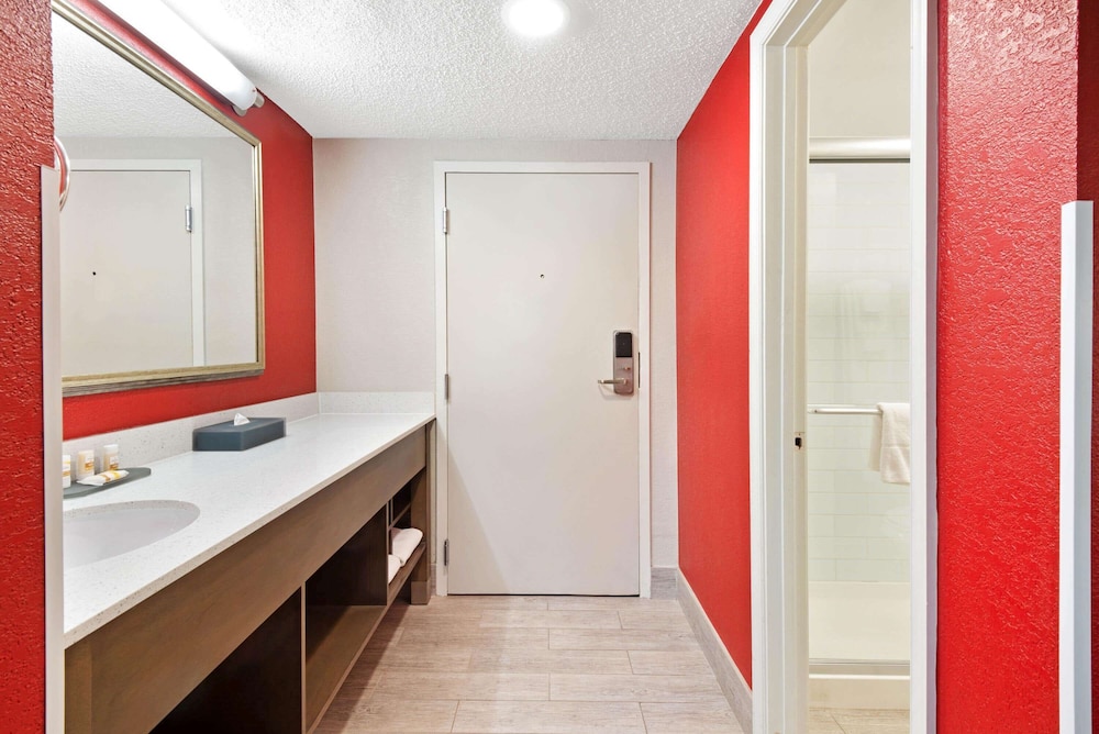 La Quinta Inn & Suites by Wyndham DC Metro Capital Beltway 19/55