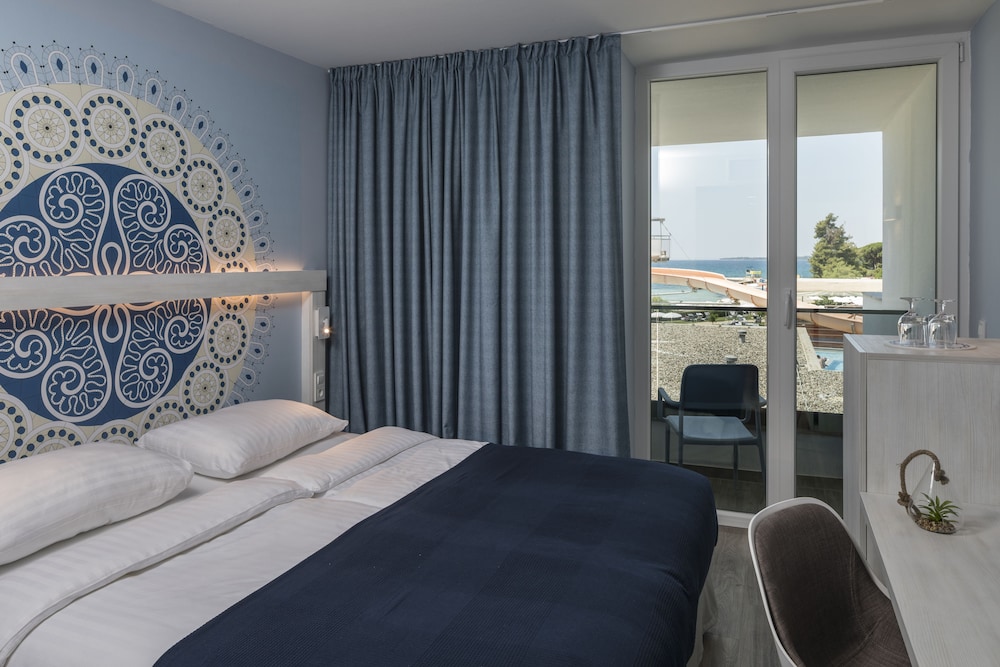 SUPERIOR, DOUBLE BED, PARTIAL SEA VIEW, BALCONY