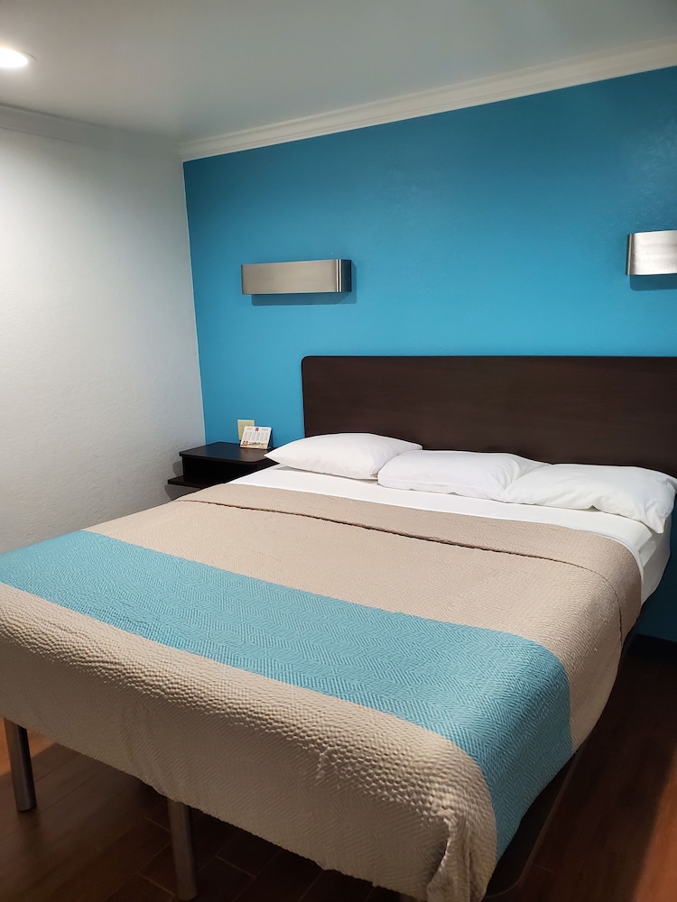 Motel6 Ontario, CA - Convention Center Airport 34/62