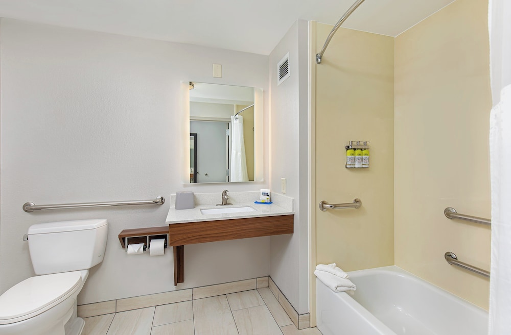 Holiday Inn Express Hotel and Suites Mt. Juliet-Nashville Area 68/70