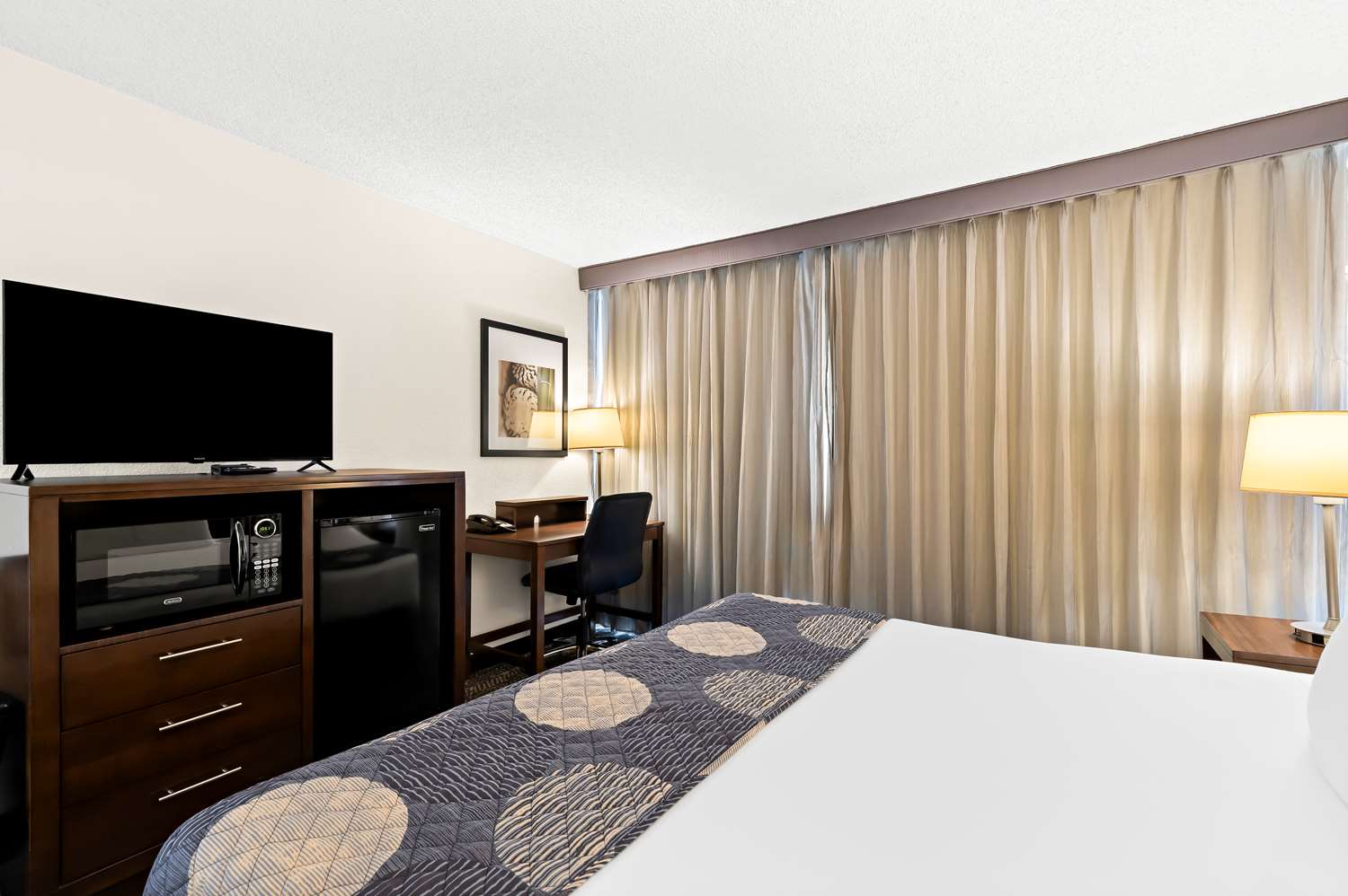 غرفة بسرير كينج بإطلالة على المرفأ بشرفة للمدخنين، Best Western Yacht Harbor Hotel 2/4