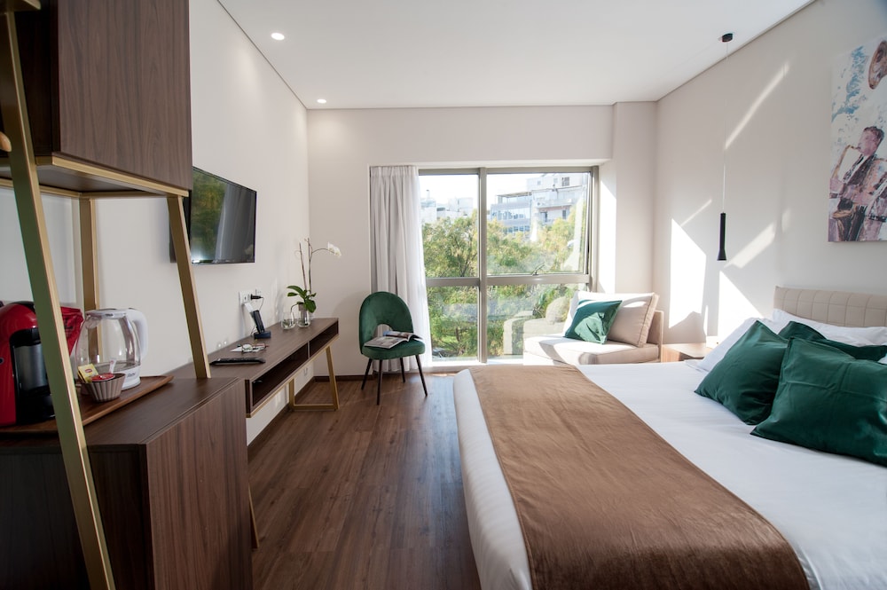 ROOM, TRIPLE, CITY VIEW