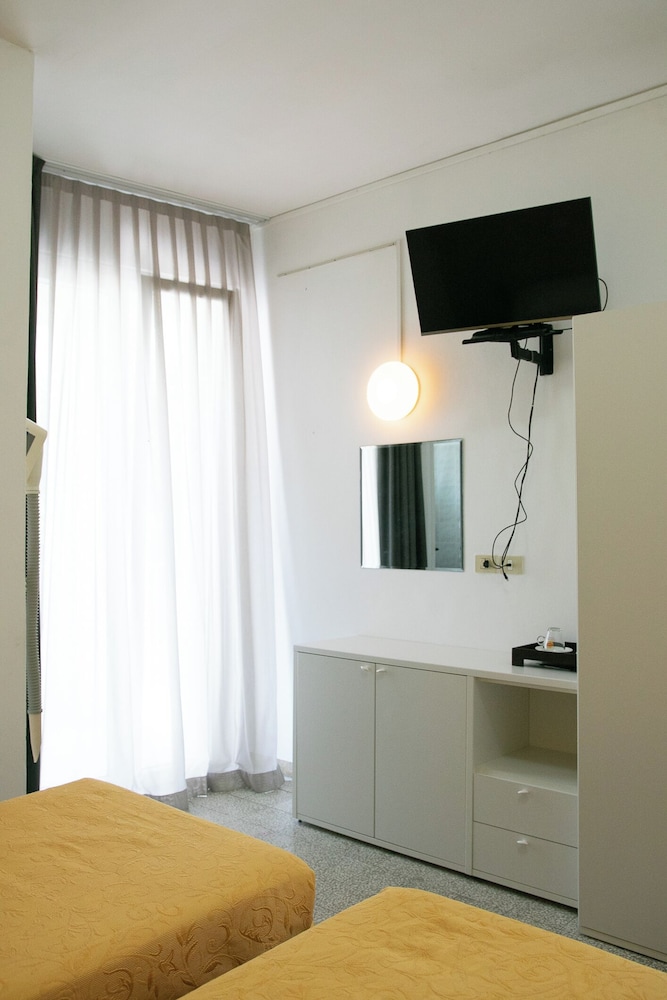 Hollywood Hotel 27/50