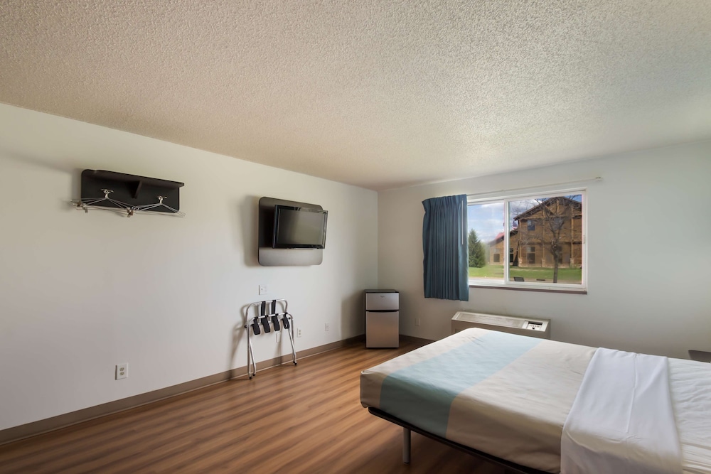 Motel6 Rothschild 7/37