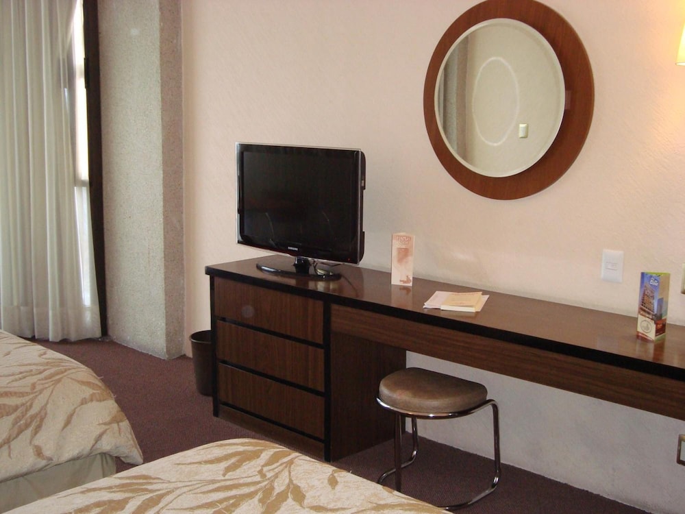 Hotel Real Plaza 60/69