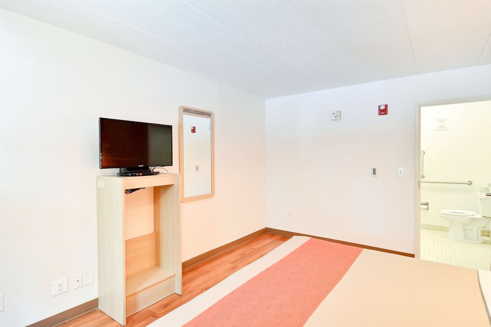 Motel6 Nashua, NH - South 32/55