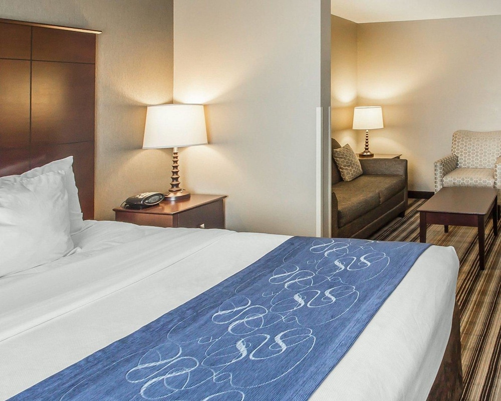 Comfort Suites Hudson I-94 Hudson WI 10/40