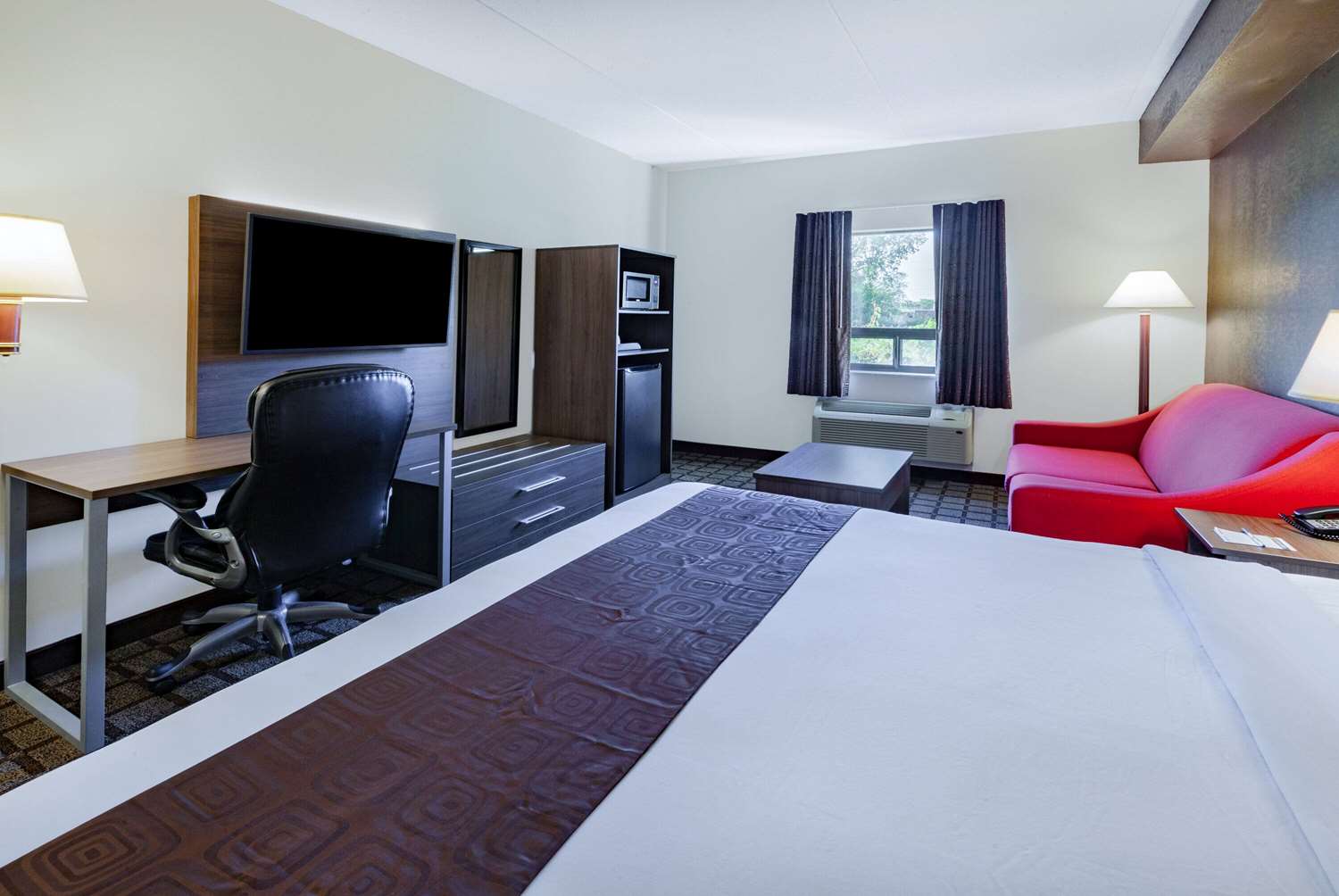 Super 8 by Wyndham Ambassador Bridge Windsor ON 17/28