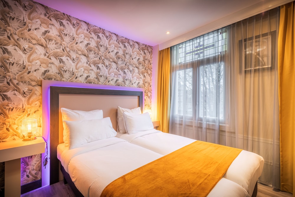 DELUXE, DOUBLE OR TWIN BED, CANAL VIEW