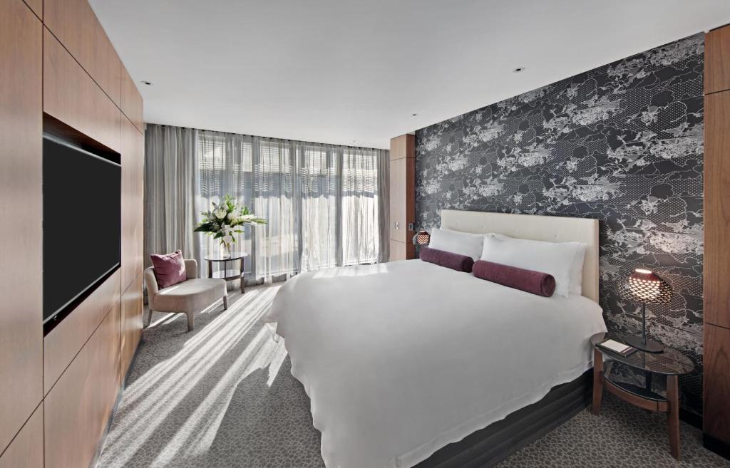 Adjoining, Suite
