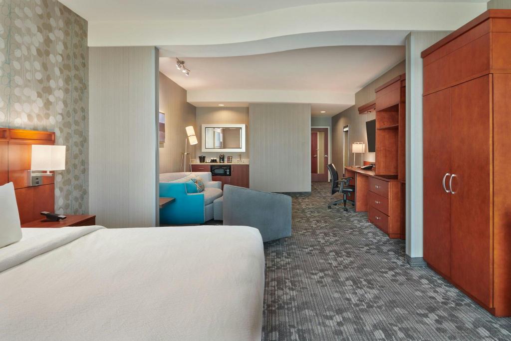 Executive, Studio, Suite, King Bed, Stadium View, Sofa, High Floor, Next to Elevator