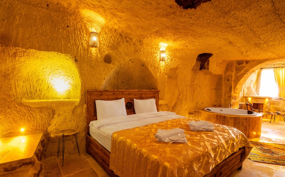 CAVE, DELUXE, SUITE