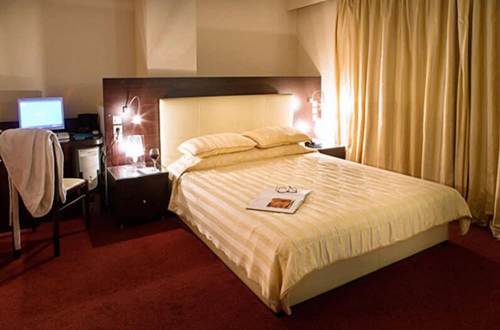 ROOM, QUADRUPLE