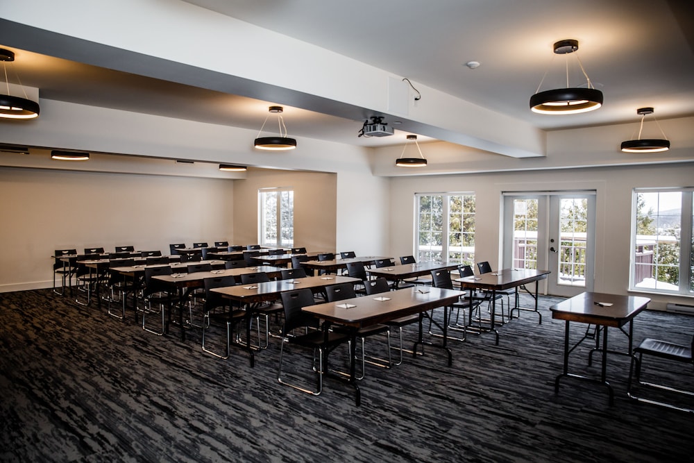 AX Hotel Mont Tremblant 47/53