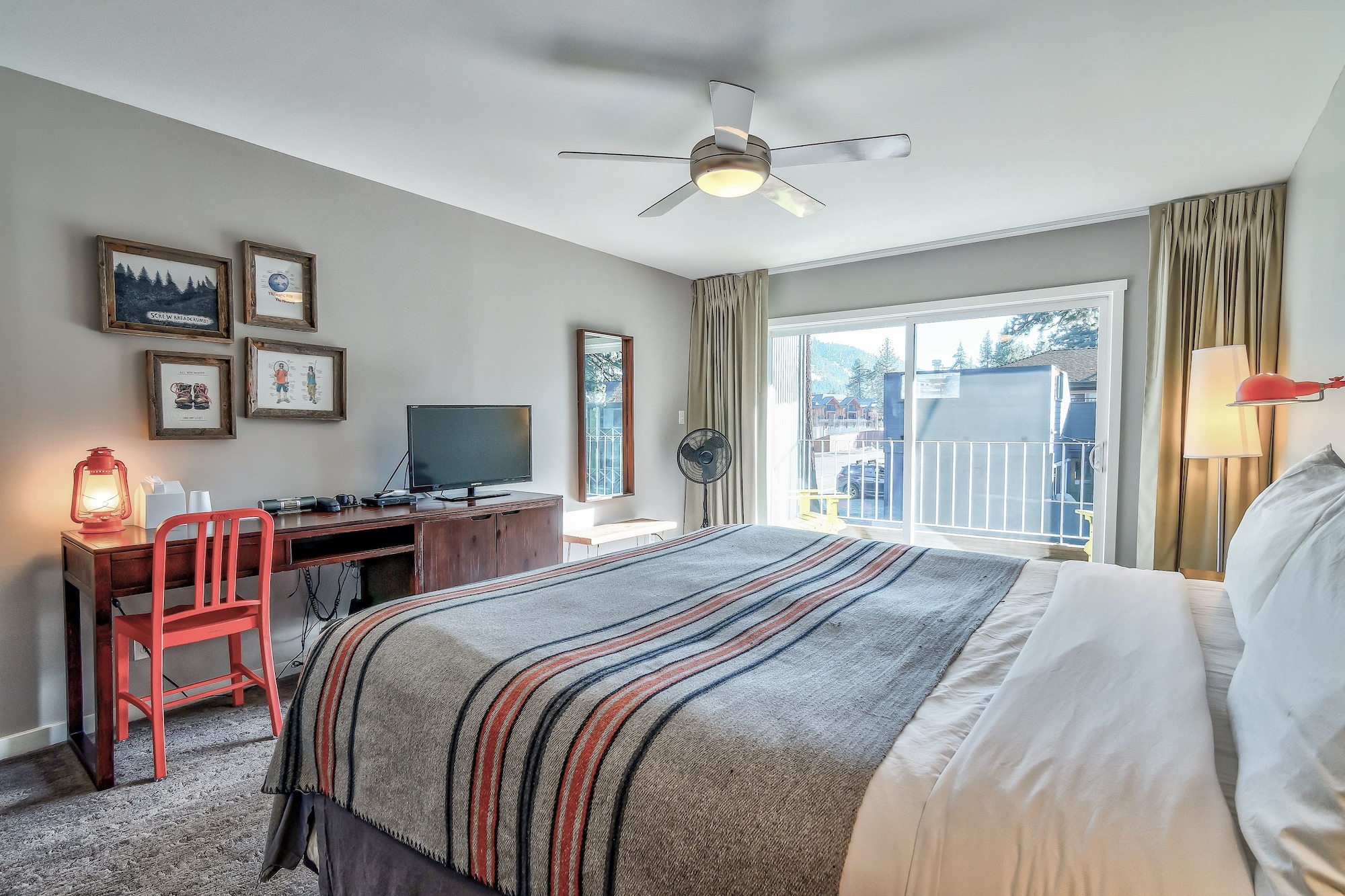 DELUXE, KING BED