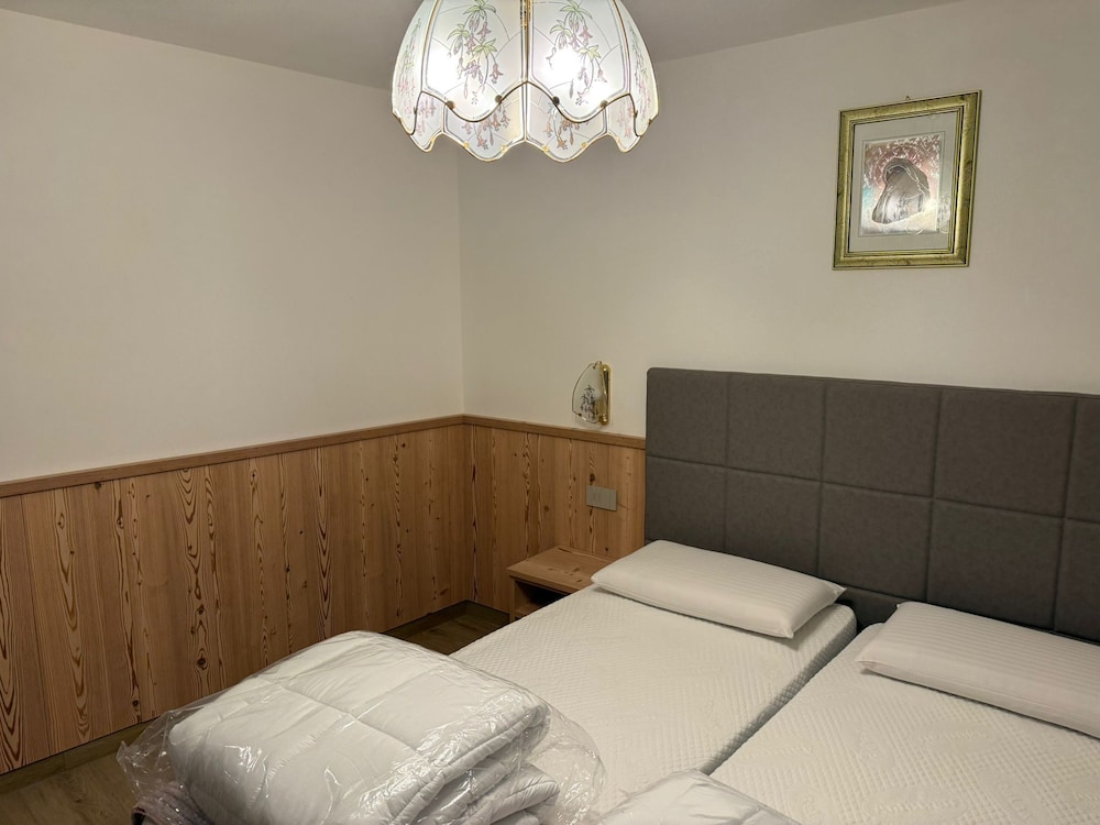 3 Bedrooms, Apartment, 1 Double and 4 Single Beds
