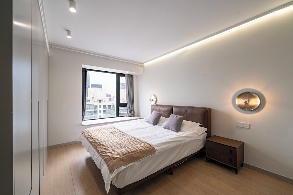 Elite, Apartment, 1 Double and 2 Queen Beds, Book and Bed-People's Square 6/10