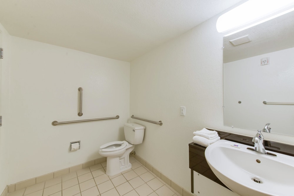 Travelodge by Wyndham Norfolk Airport 38/48