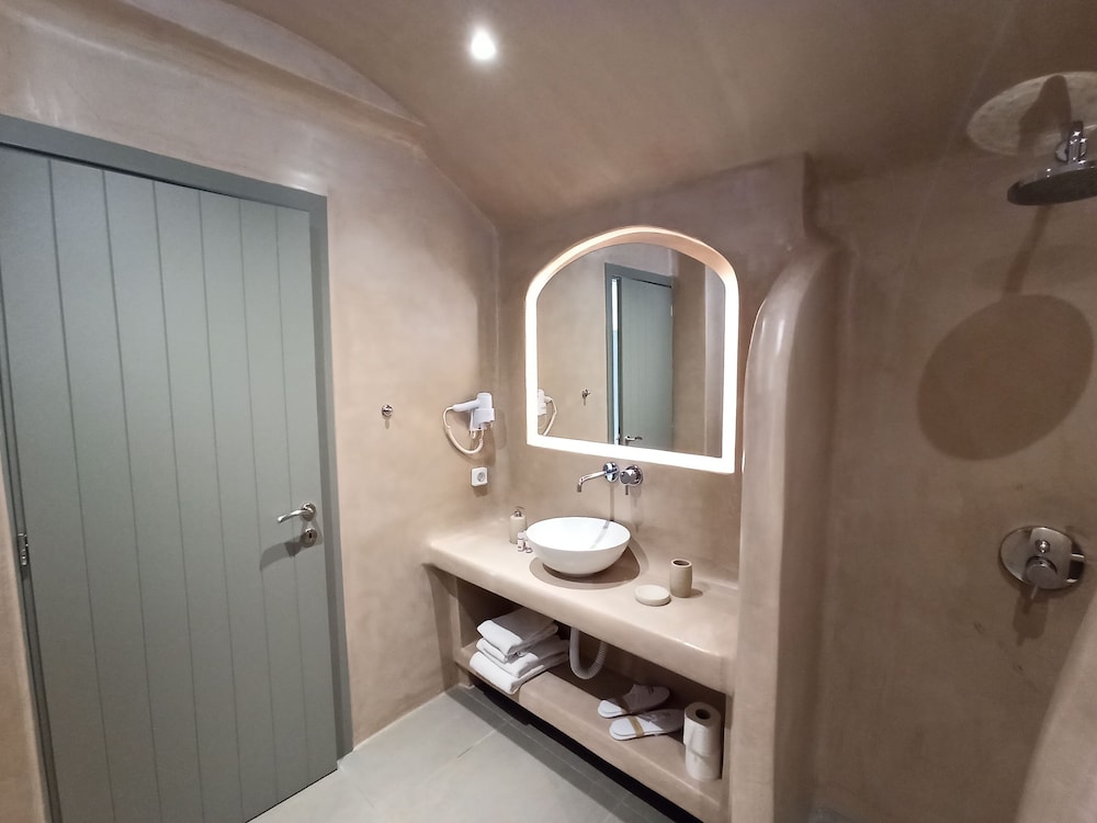 Amphitrite Suites Santorini 68/68