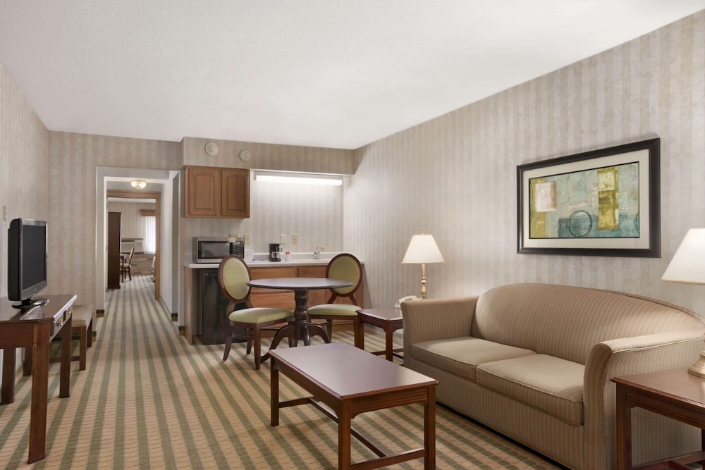Ramada by Wyndham Saginaw Hotel and Suites 13/28