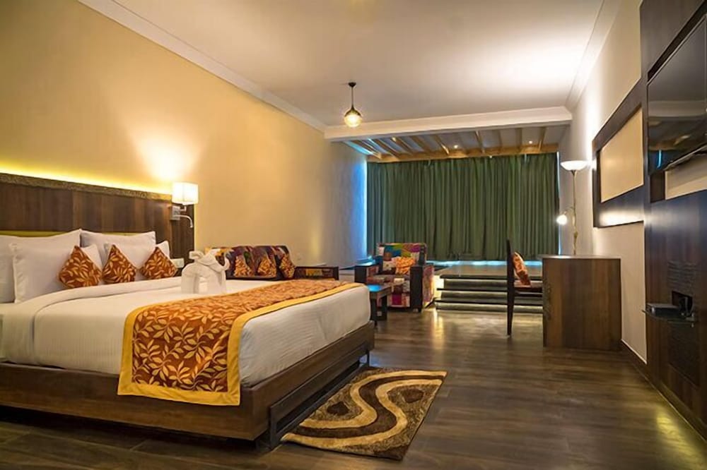 SUPER, DELUXE, PLUNGE POOL