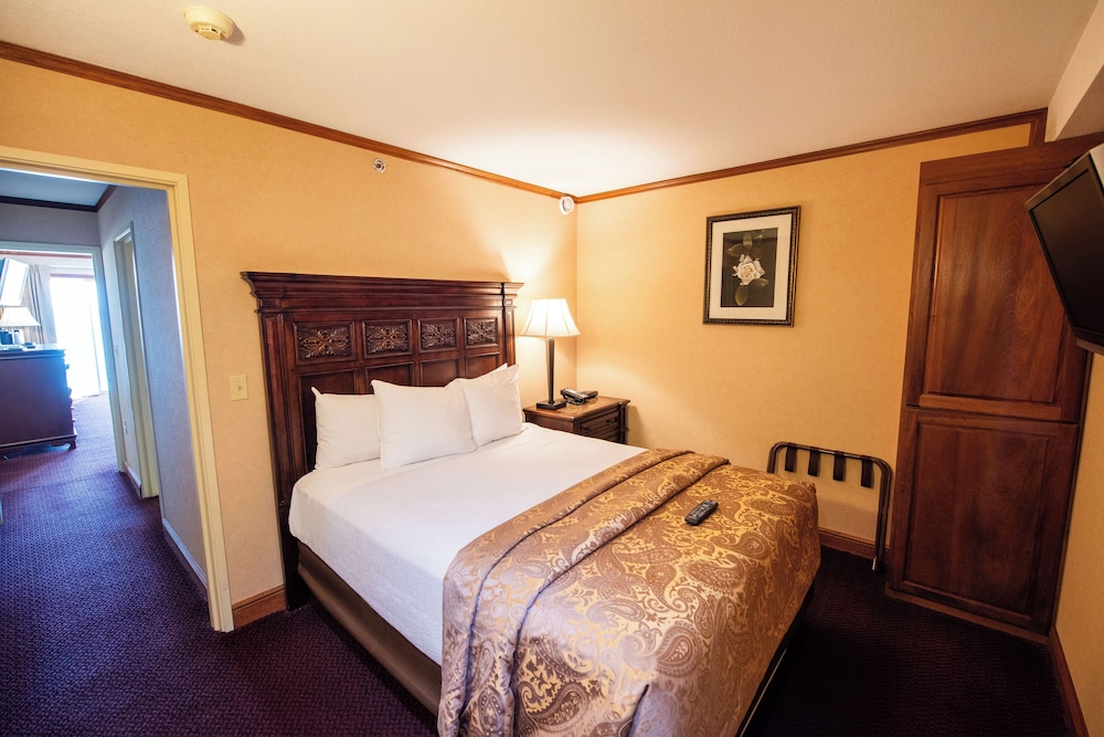 STANDARD, KING BED, JETTED TUB