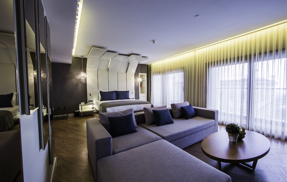 Maroon Hotel Pera 54/72
