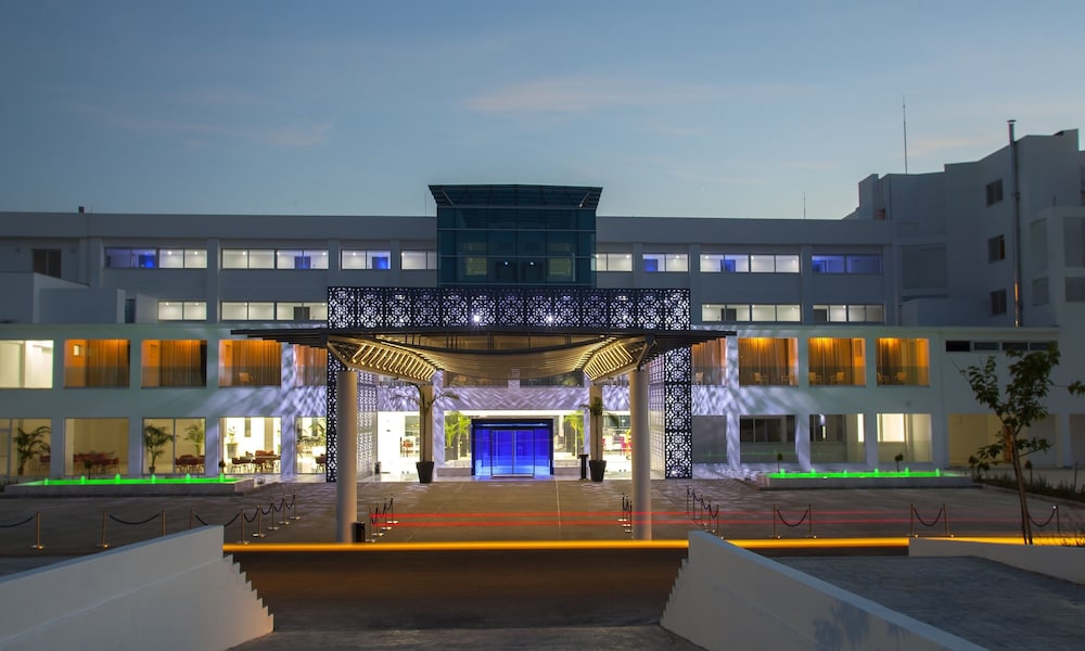 King Evelthon Beach Hotel and Resort in Hlorakas