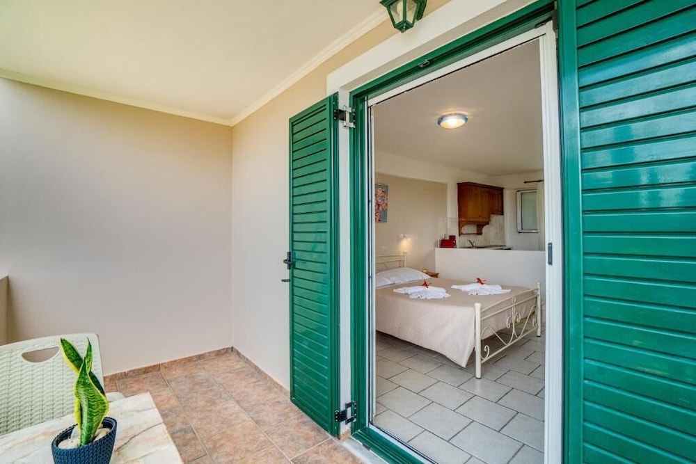 BASIC, DOUBLE BED, PARTIAL SEA VIEW
