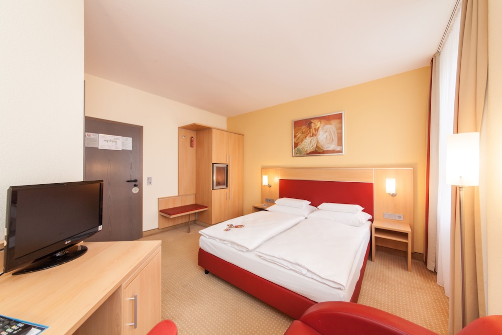 SUPERIOR, SINGLE, QUEEN BED