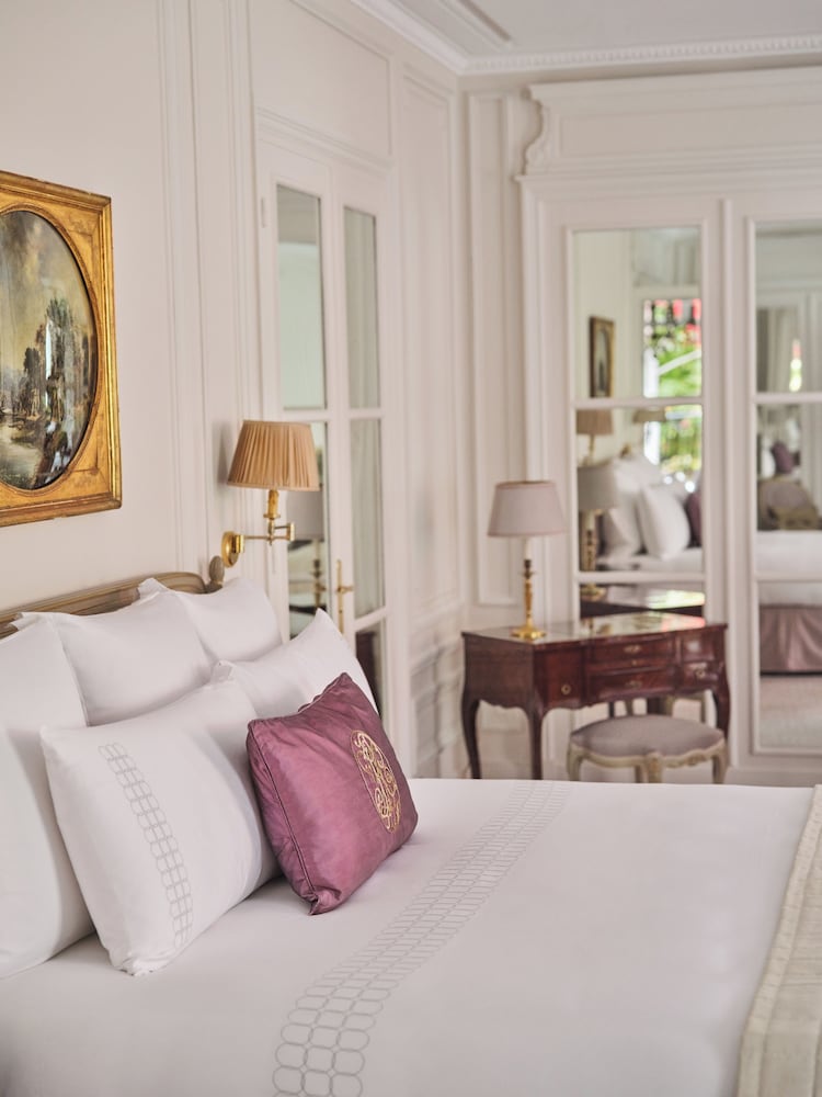 جناح بريستيج جونيور بسرير كينج، Hotel Plaza Athenee 2/5