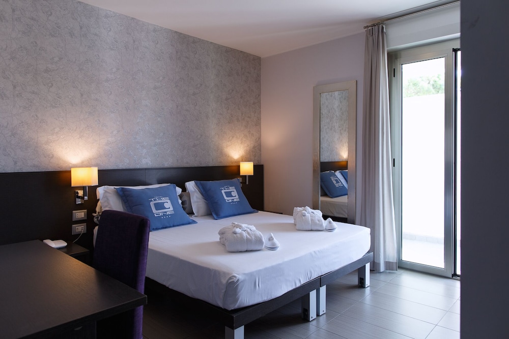 ROOM, DOUBLE OR TWIN BED