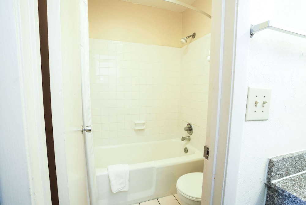 Days Inn By Wyndham Lake City I-75 9/27