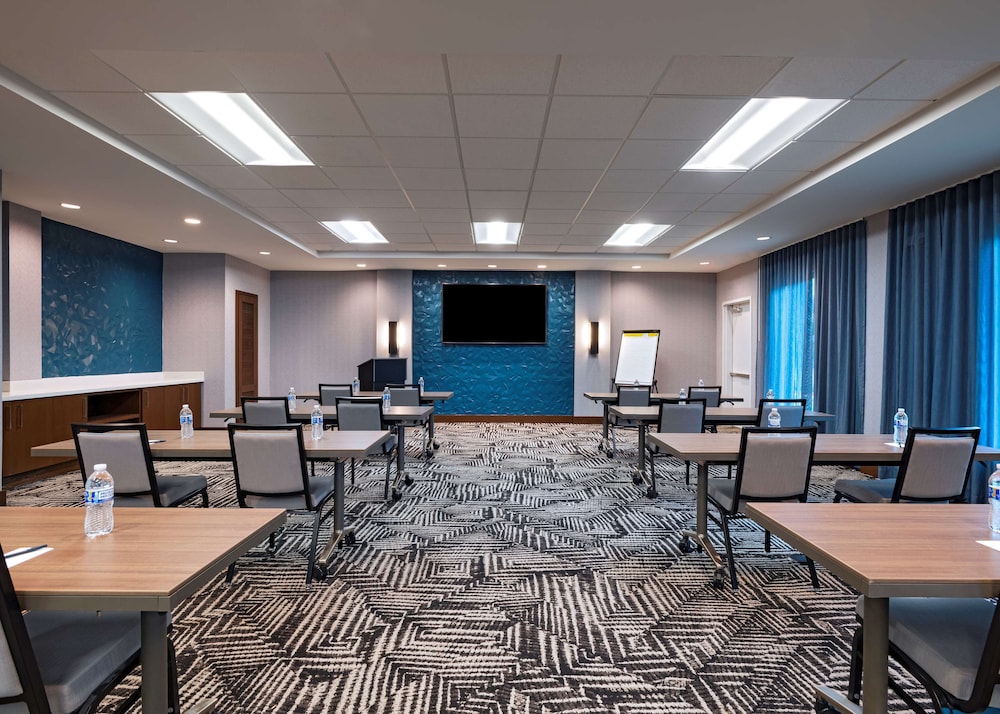Hyatt Place Austin / Lake Travis / Four Points 49/55