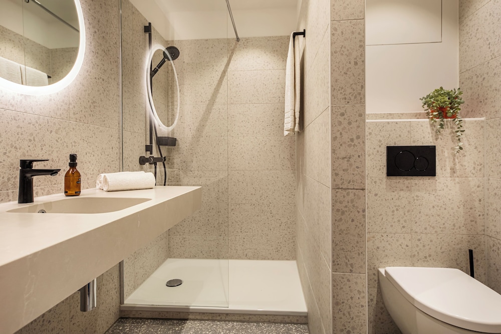 LOGINN Hotel Koln Airport 44/48