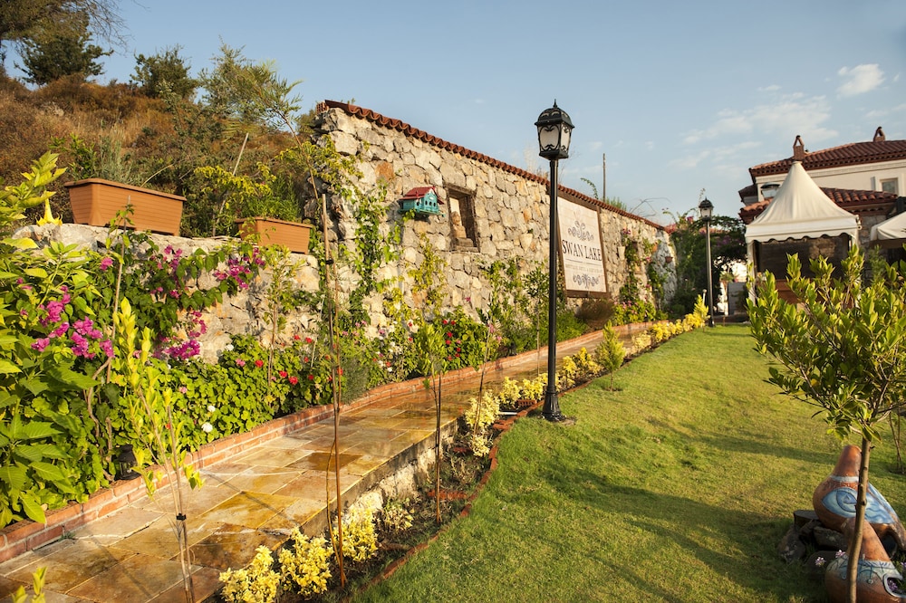Swan Lake Boutique Hotel - Adults Only 11/67