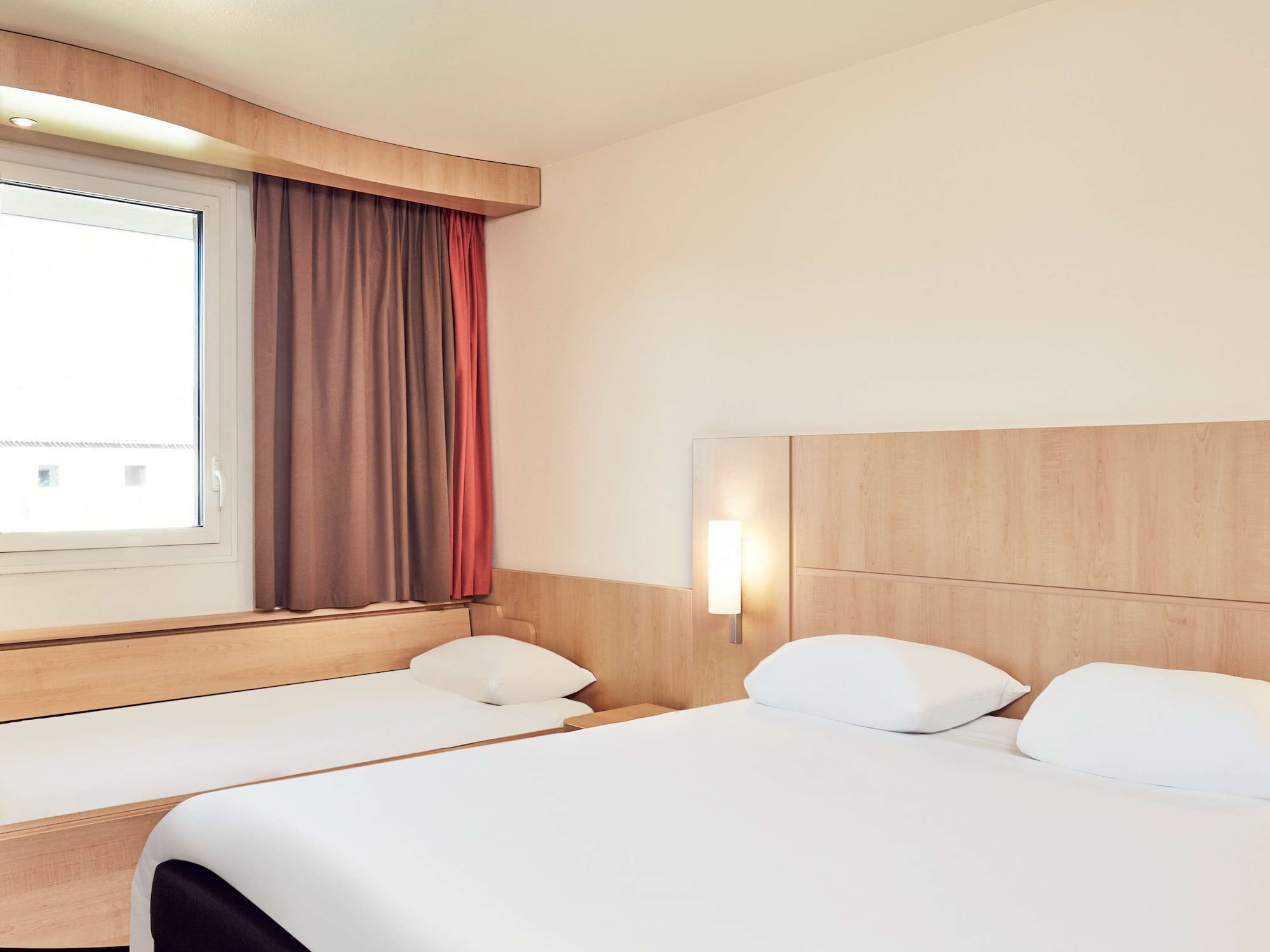 ROOM, TWIN BEDS