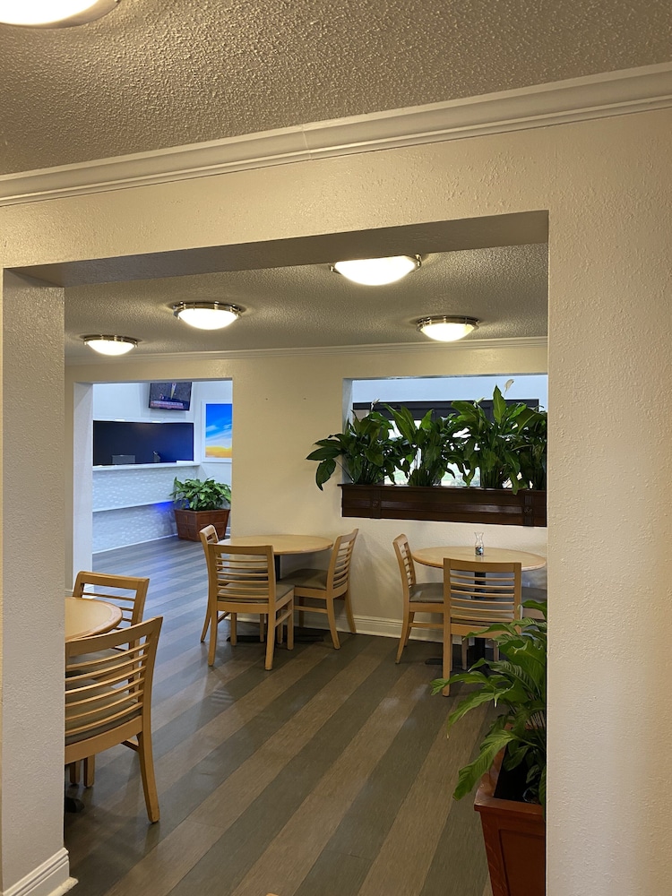 Days Inn & Suites by Wyndham Mobile 31/38