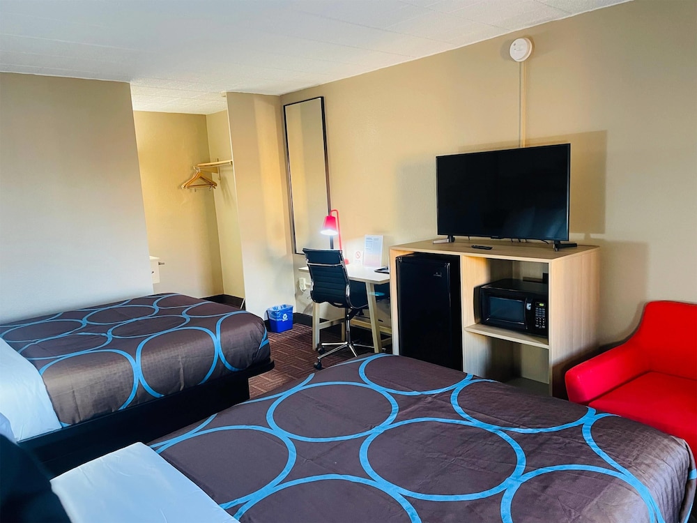 Super 8 by Wyndham Gloucester 26/34