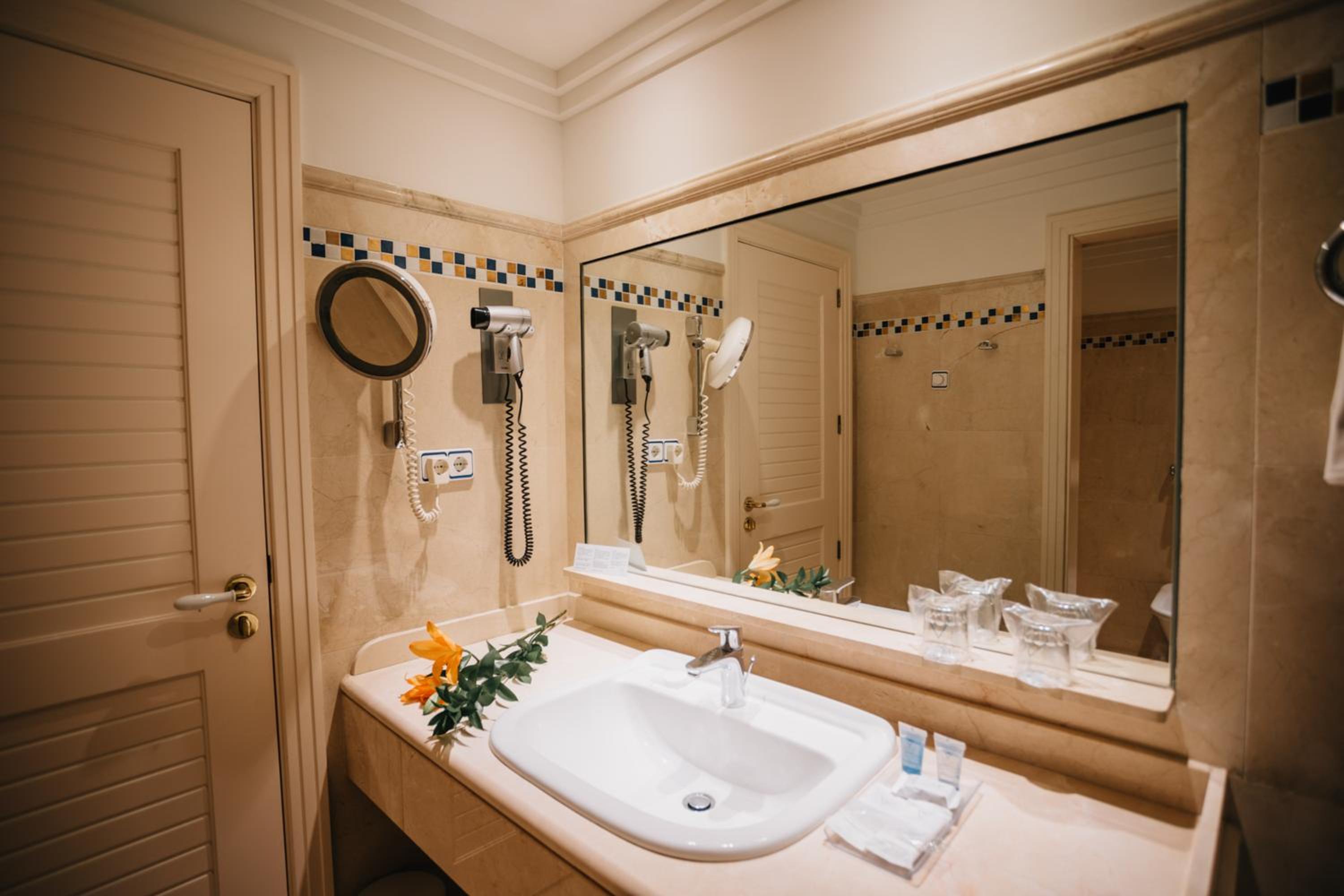 Classic, Double or Twin Bed, with Extra Bed, Side Sea View، Playa Victoria 10/10