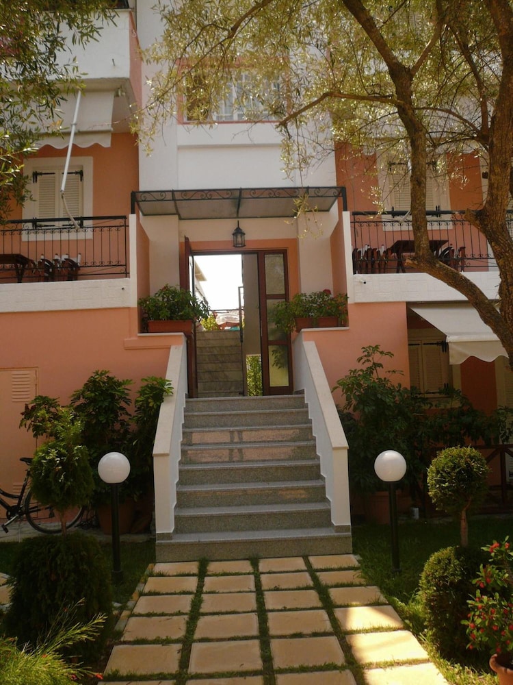 Avra Hotel 64/71