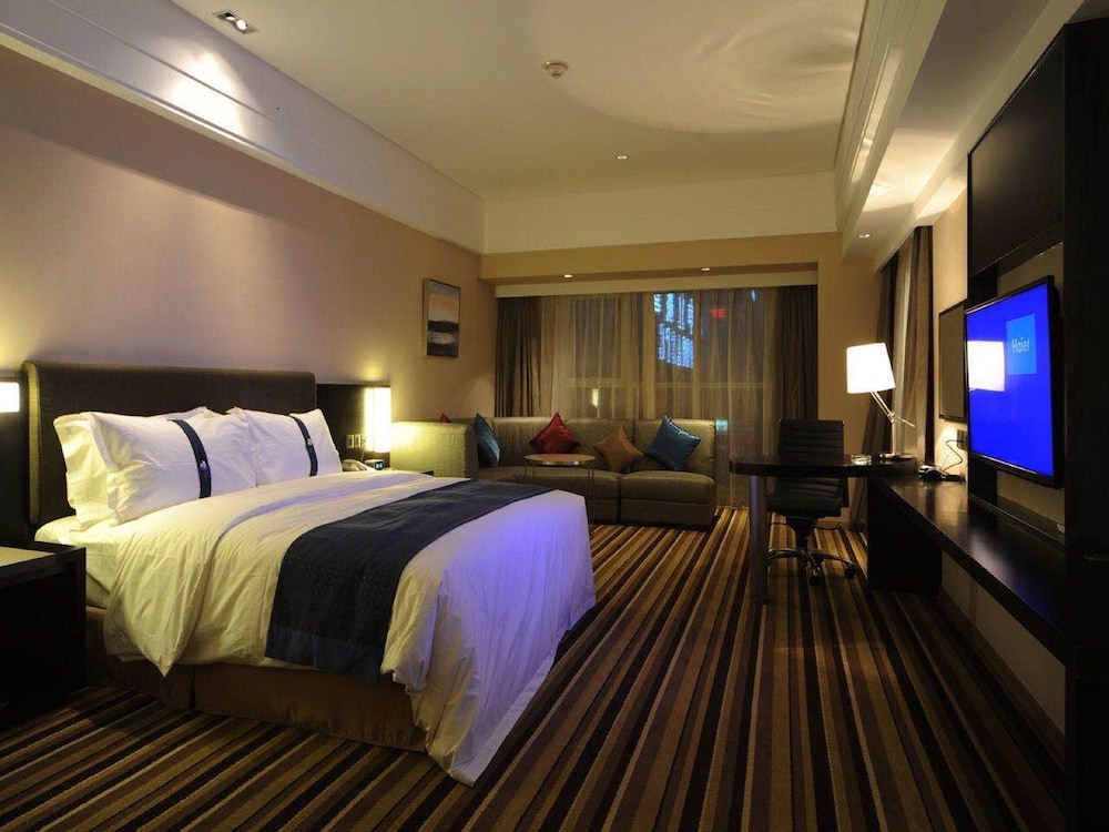 Standard, King Bed, Extra Floor Space