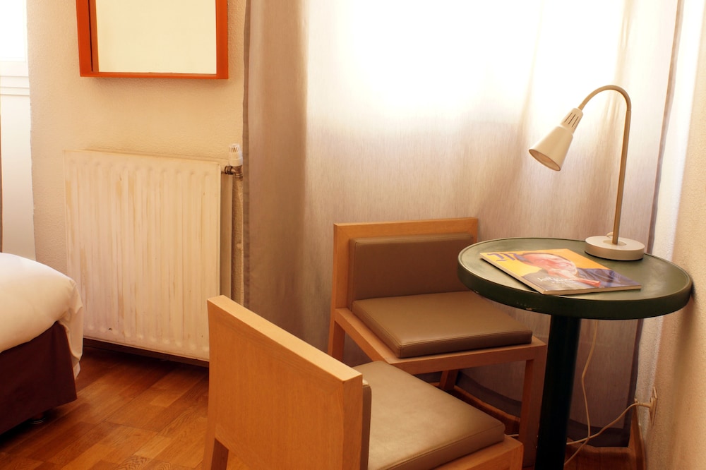 Hotel Edmond Rostand 27/45