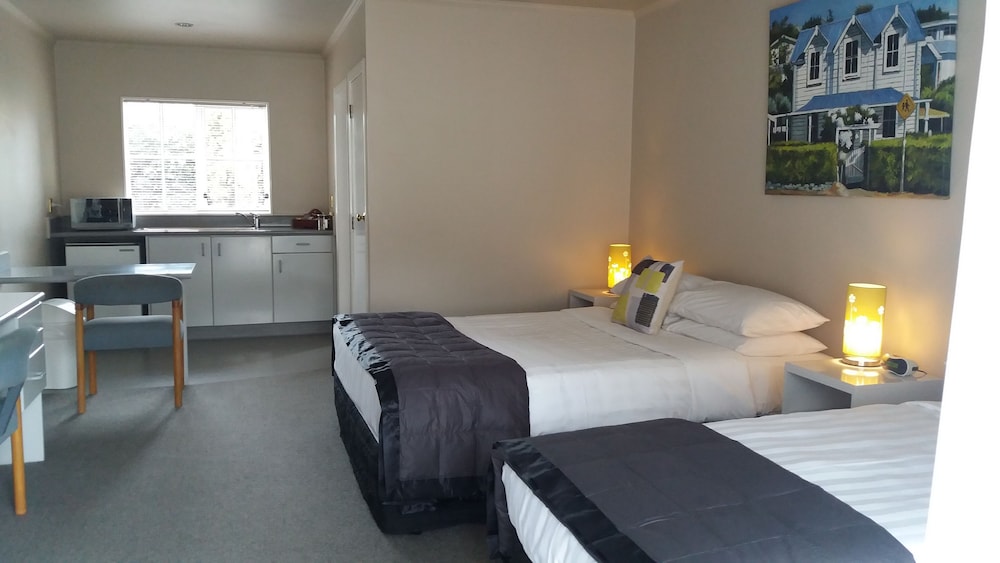 Settlers Motor Lodge 13/43