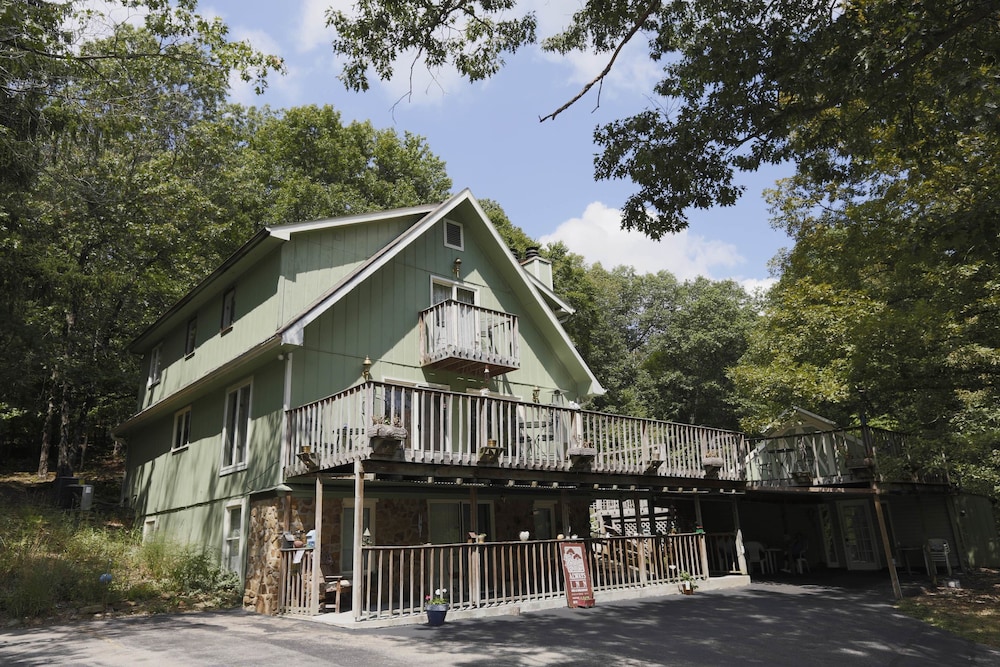 Lil Black Bear Inn 10/74