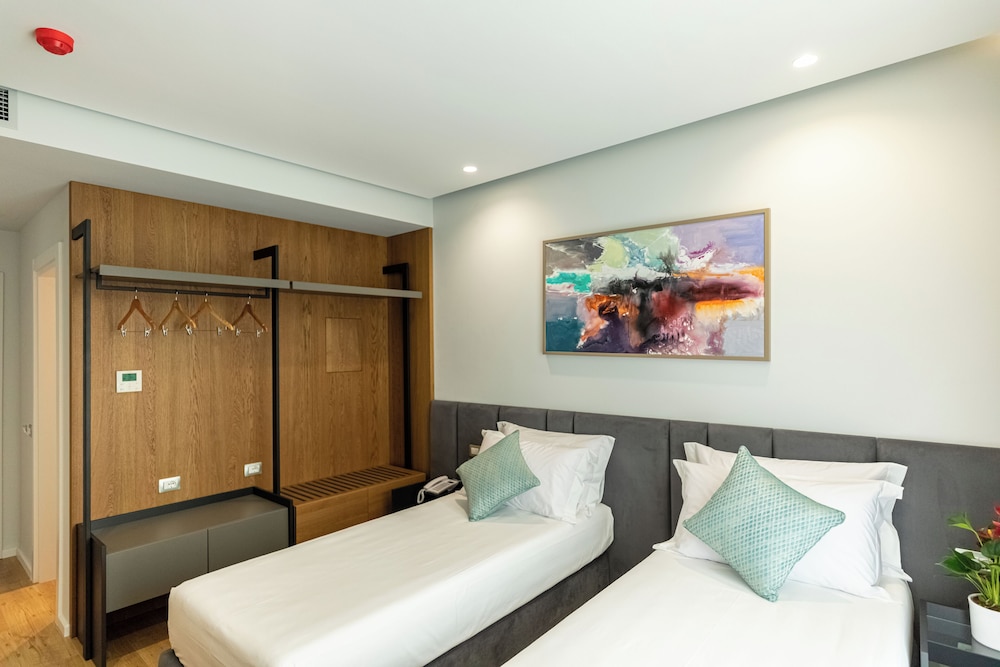 Room, Twin Beds, Mountain View, Ames Hotel & Spa 5/10