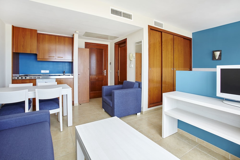 Universal Hotel Bikini 11/66
