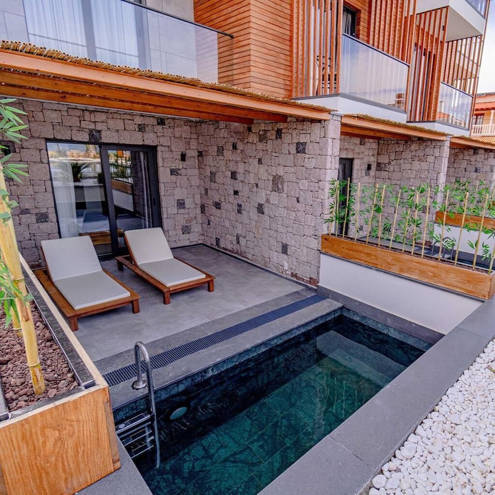 Leone Cunda Edition Otel(+12) 18/38