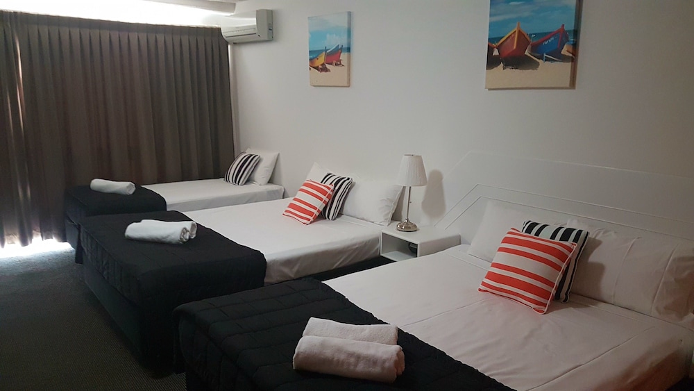 Outrigger Resort 19/76