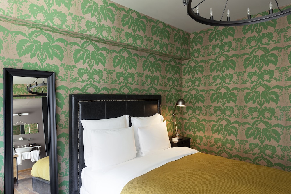 غرفة بسرير كوين بإطلالة على الحديقة، Rooms Hotel Tbilisi 2/4